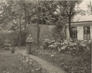 Moritz-Naehr-Gustav-Klimt-im-Malerkittel-im-Garten-seines-Ateliers-in-der-Josefstädter-Straße-21-Mai-1911
